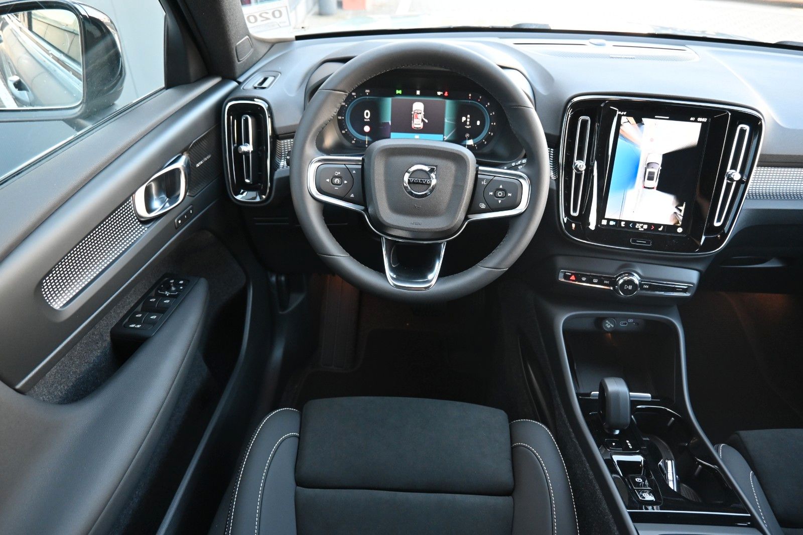 Fahrzeugabbildung Volvo XC40 B4 DKG Plus Dark*FSHZG*360°*ACC*AHK