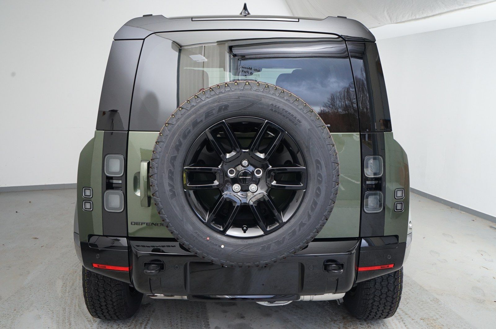 Land Rover Defender 110 D250 AHK Pano ACC Black Pack foto 4