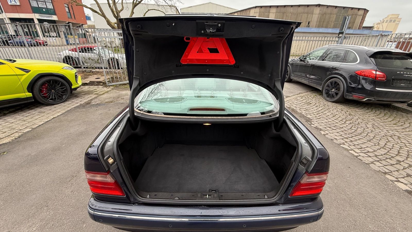 Fahrzeugabbildung Mercedes-Benz E 270 CDI ELEGANCE