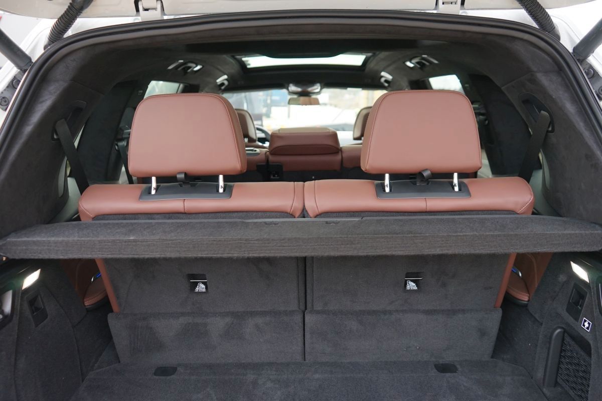 Fahrzeugabbildung BMW X7 M60i*B&W*Pano Sky*23 Zoll Felgen*7 Sitzer