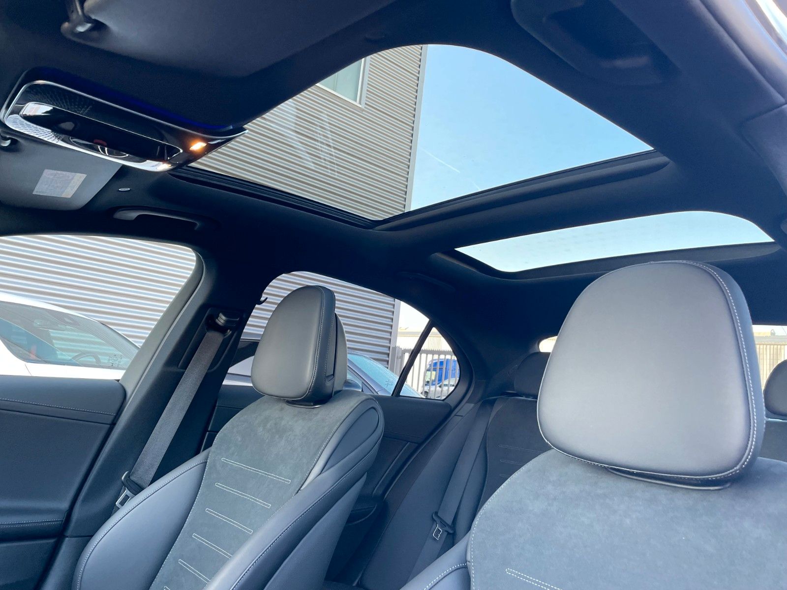 Fahrzeugabbildung Mercedes-Benz C 200 4M AMG Pano+AHK+360°+Digital+Ambiente