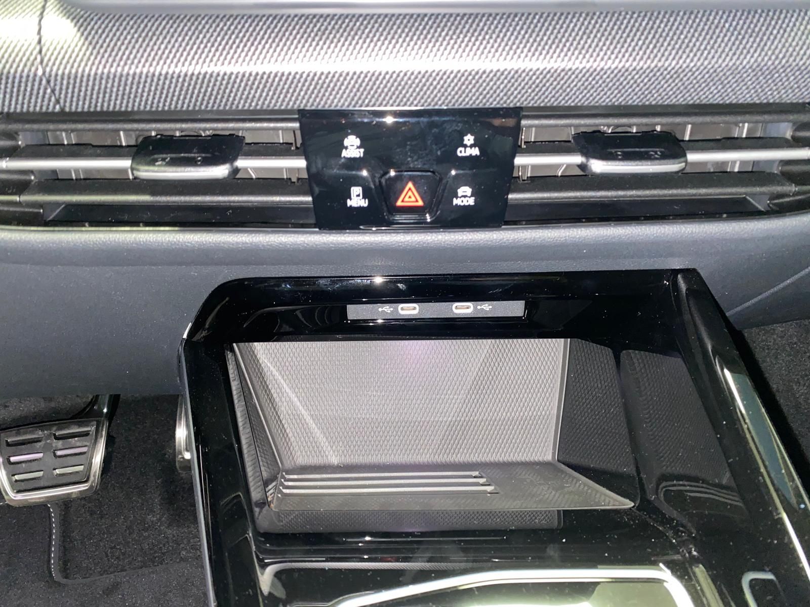 Fahrzeugabbildung Volkswagen Golf Variant1.5 eTSI R-Line Black Style+IQ.LIGHT