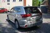 Mitsubishi Outlander 2.4 Plug-In Hybrid Plus 4WD LED 360° - silberne Mitsubishi Outlander