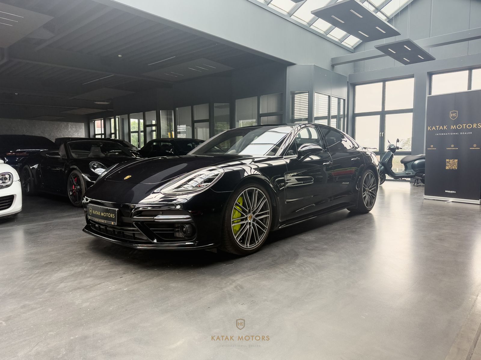 PORSCHE Panamera TURBO S E-HYBRID/PCCB/APPROVED/MASSAGE