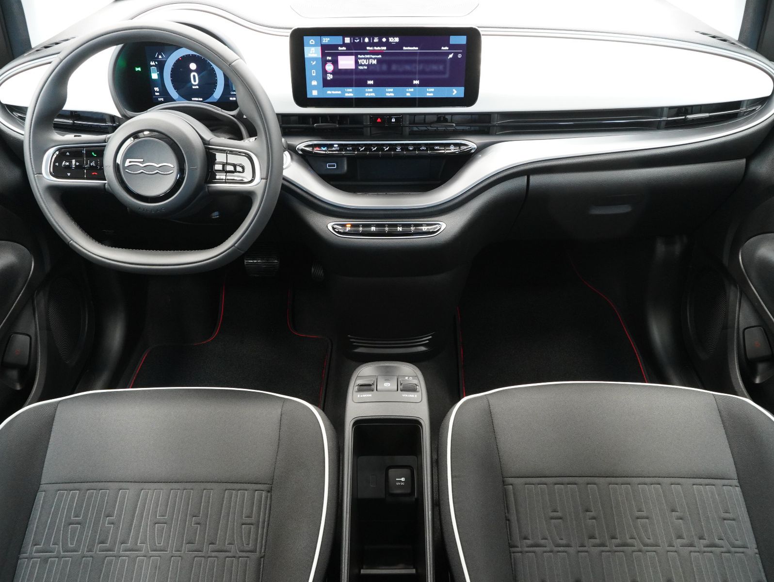 Fahrzeugabbildung Fiat 500e 87KW/42kWh/DC-LADEN/CARPLAY/DAB/SOH