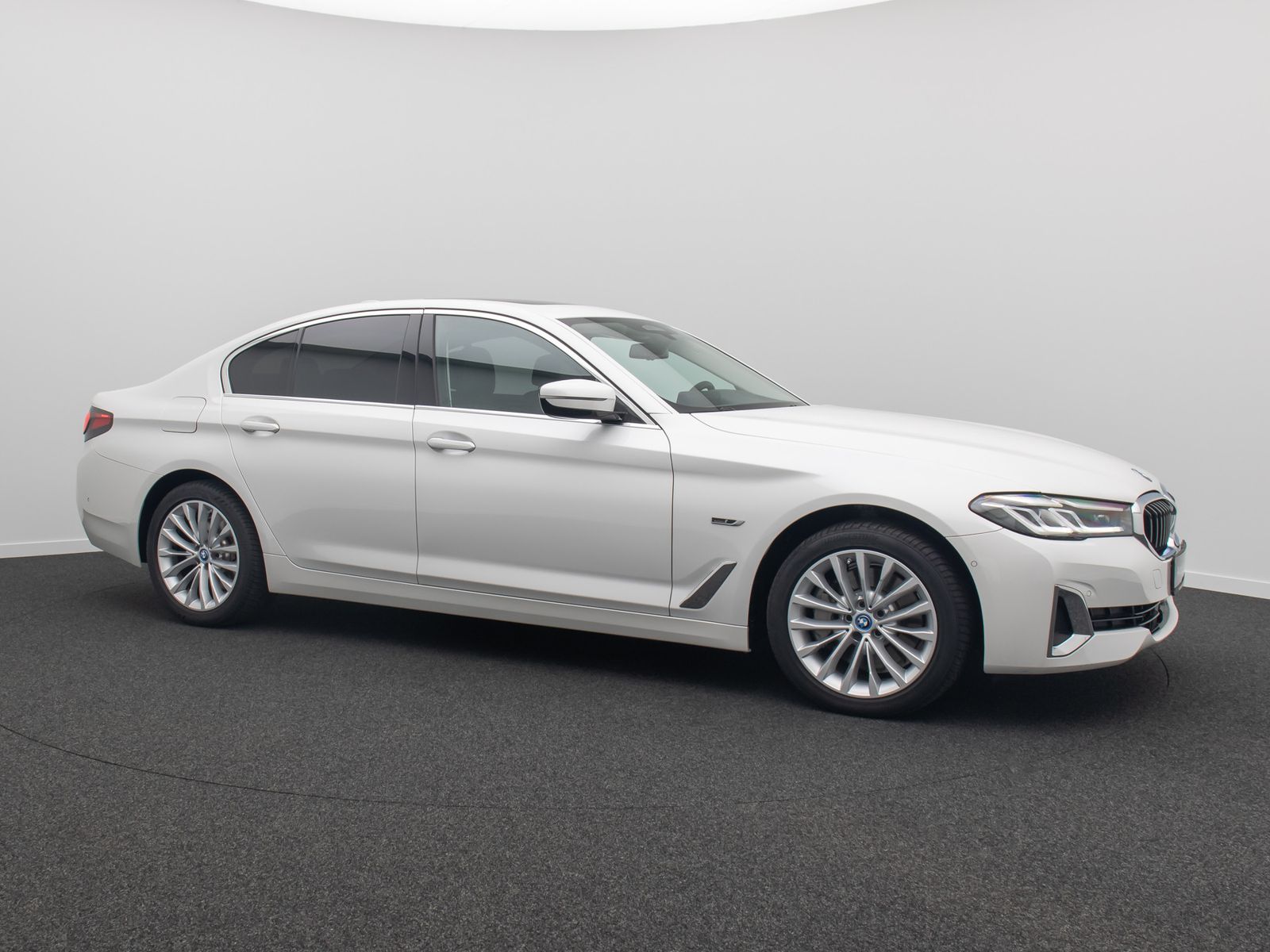 Fahrzeugabbildung BMW 530e xD Luxury Line ACC Kamera DAB H/K HUD Sport