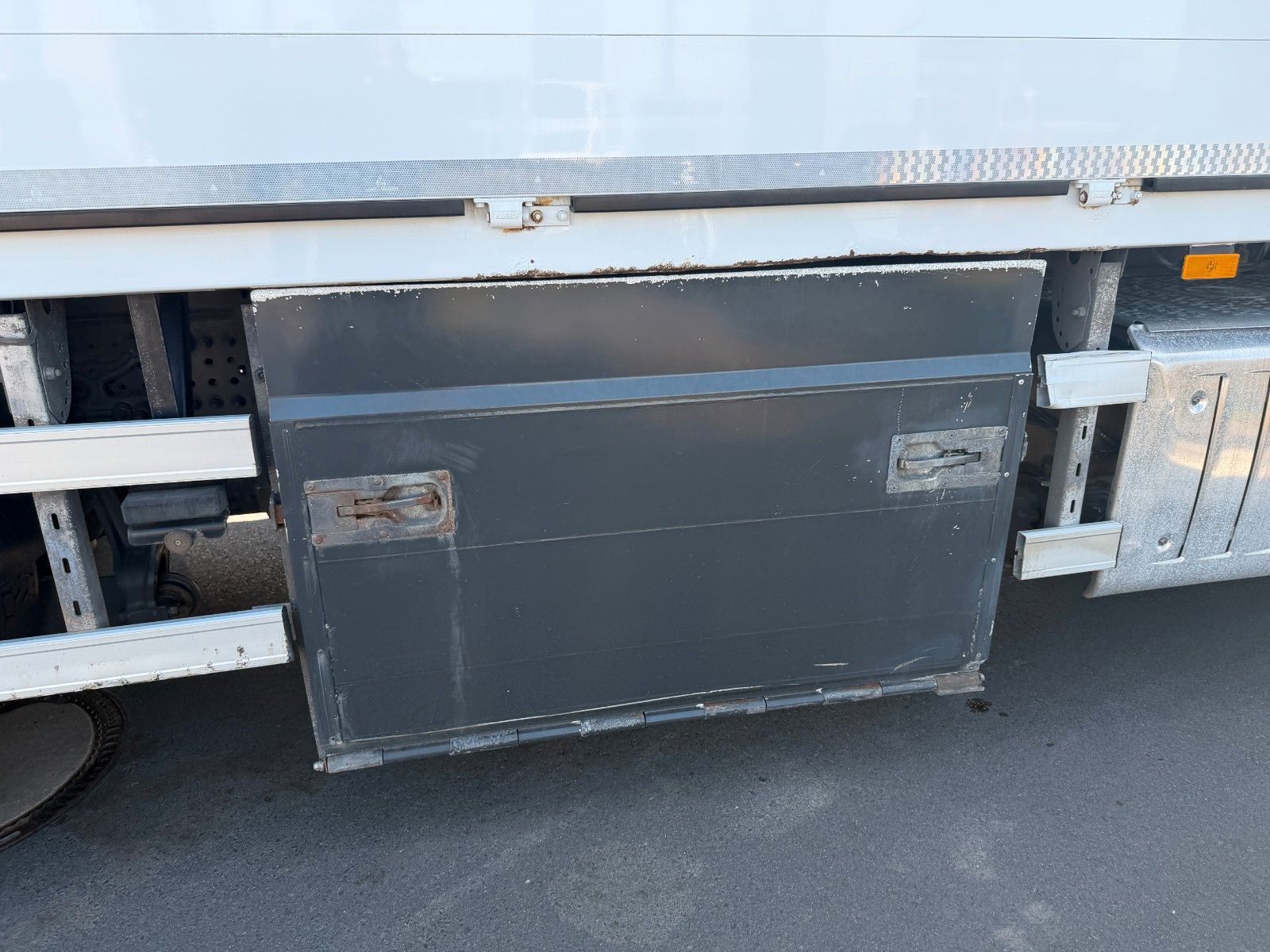 Fahrzeugabbildung Mercedes-Benz Antos 2543 L Schwenkwand LBW BÄR 2.500kg AHK