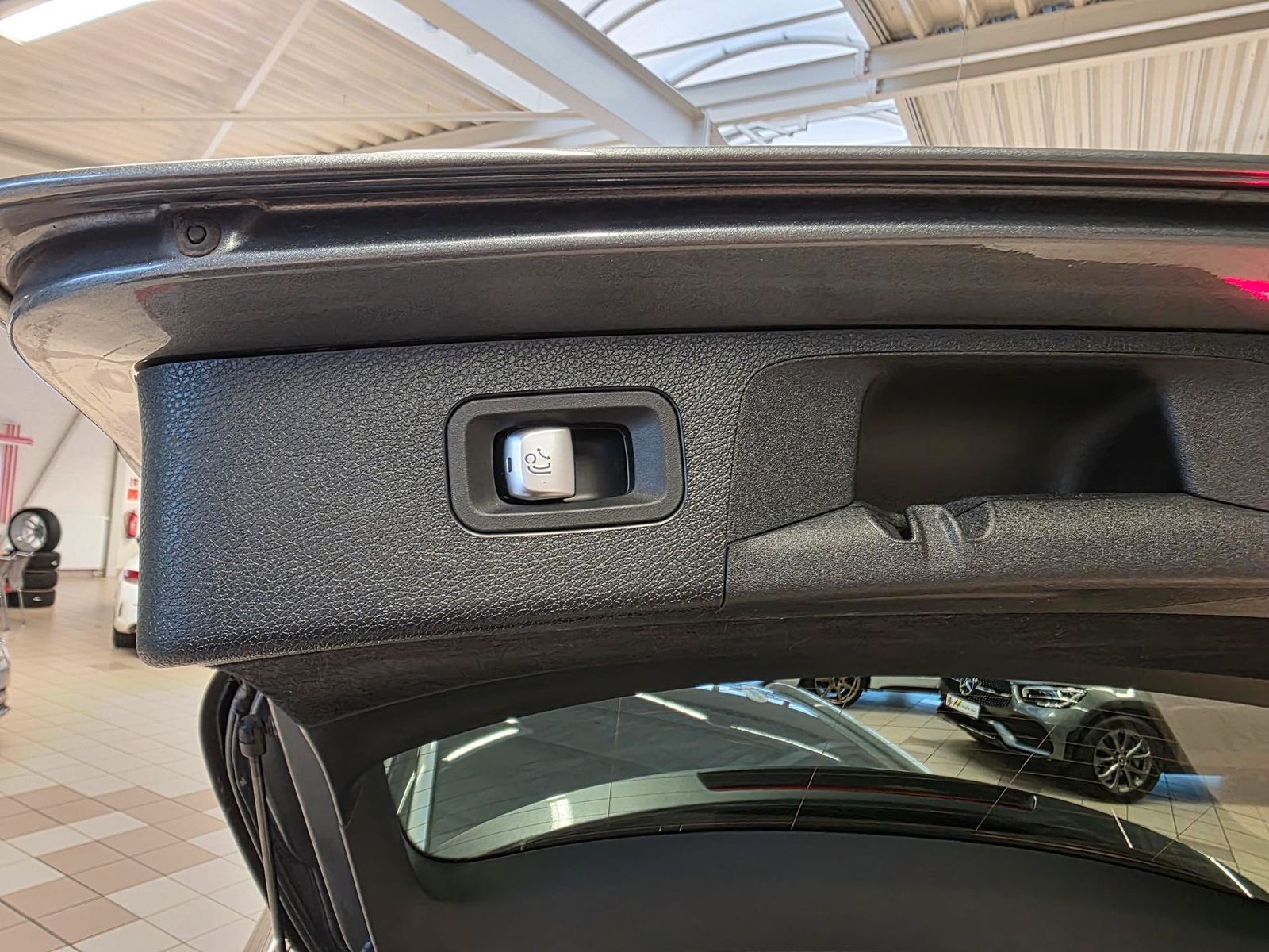 Fahrzeugabbildung Mercedes-Benz E 300 T Automatik AMG Line/20"Alu/Ahk