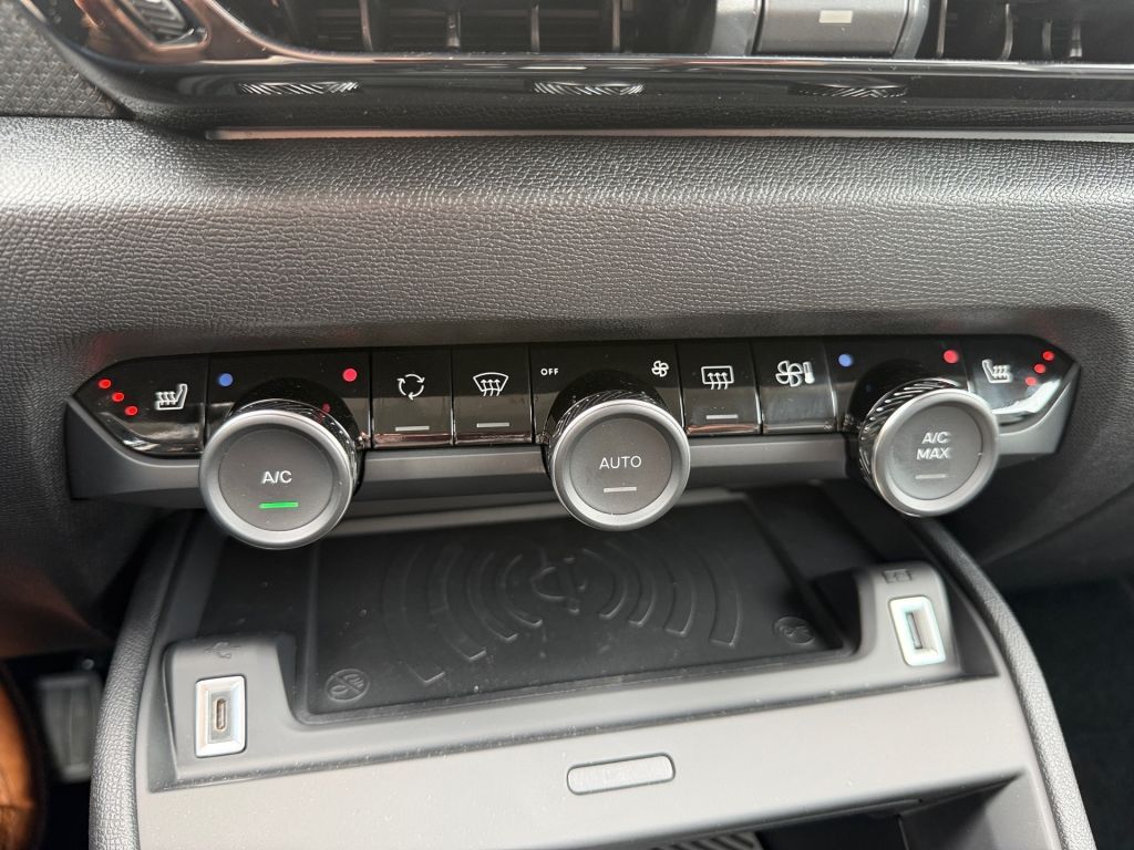 Fahrzeugabbildung Citroën C4 Hybrid 145 TEAM D * Ganzjahresreifen