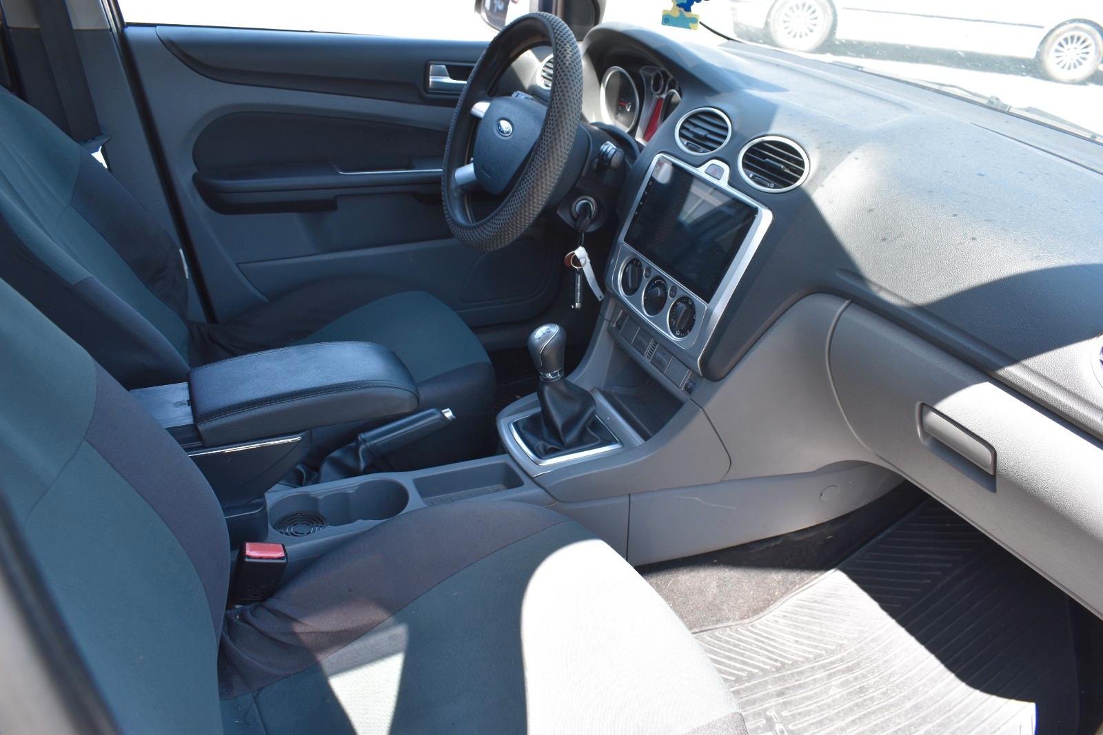 Ford Focus 2010 — photo 11