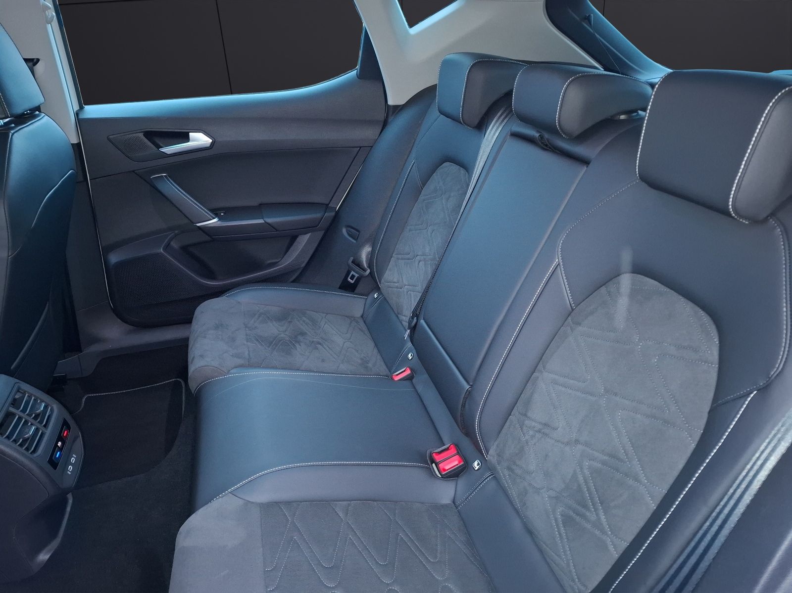 Fahrzeugabbildung SEAT Leon TSI Xcellence DSG LED AHK Navi ACC Park-Aas