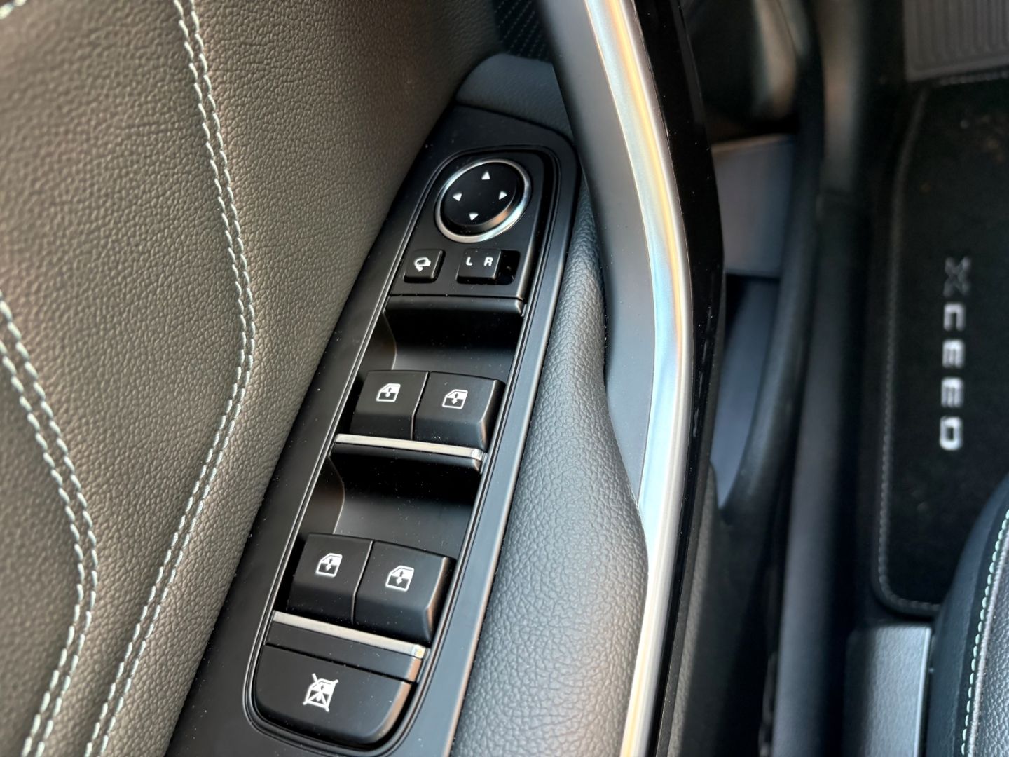Fahrzeugabbildung Kia XCeed Nightline Edition Navi Digitales Cockpit L