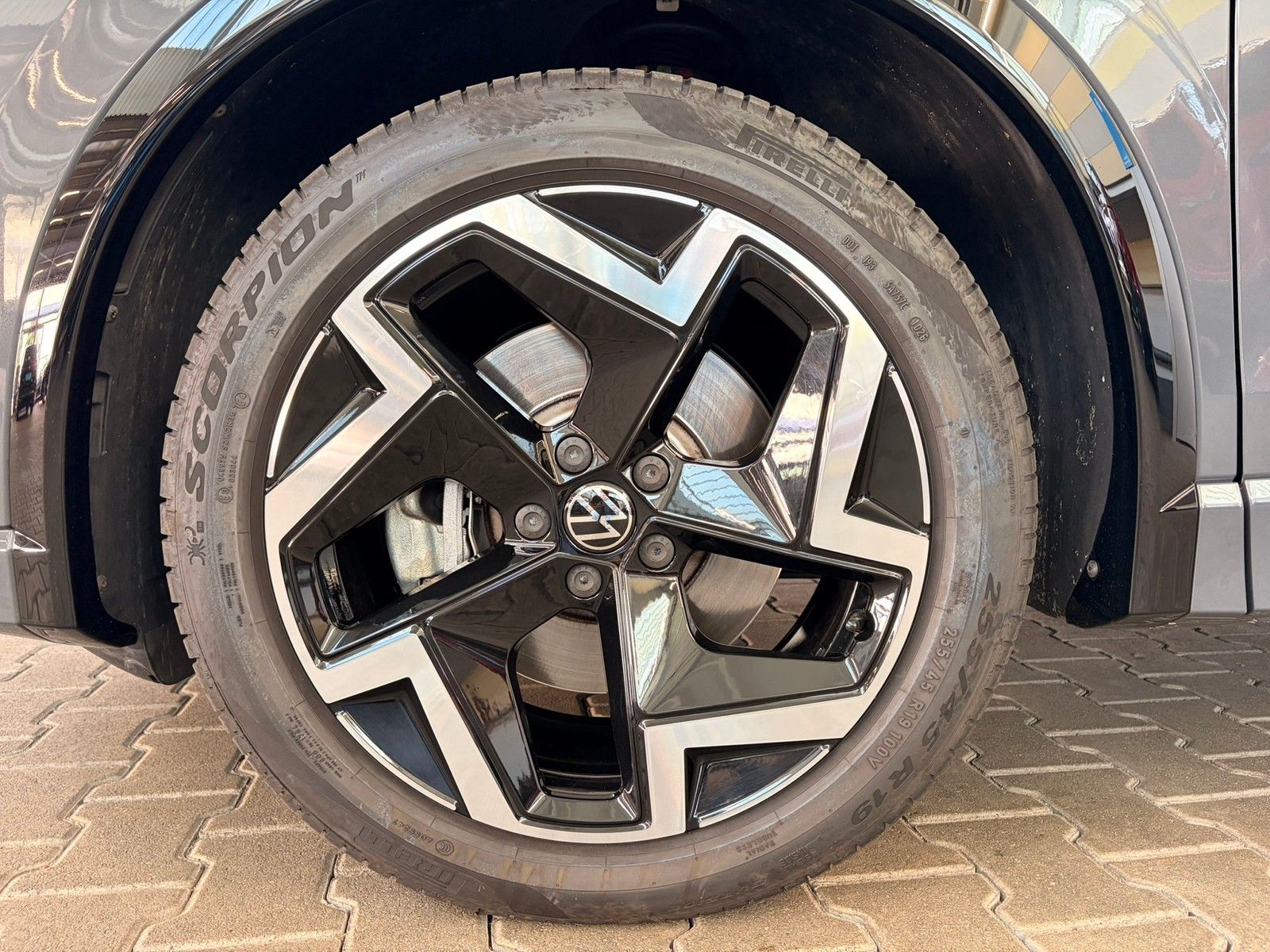 Fahrzeugabbildung Volkswagen Tiguan R-Line 2.0 TDI DSG +Kamera+Navi+ACC + LED