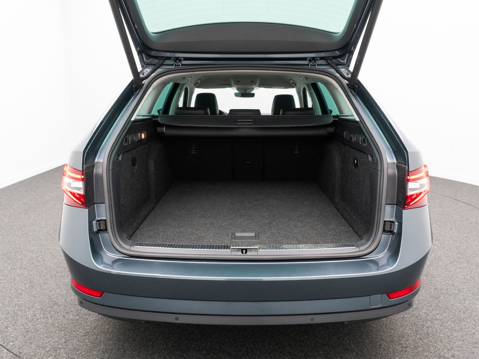Fahrzeugabbildung SKODA Superb Style BiXenon PDC Navi Touch FernlichtAss
