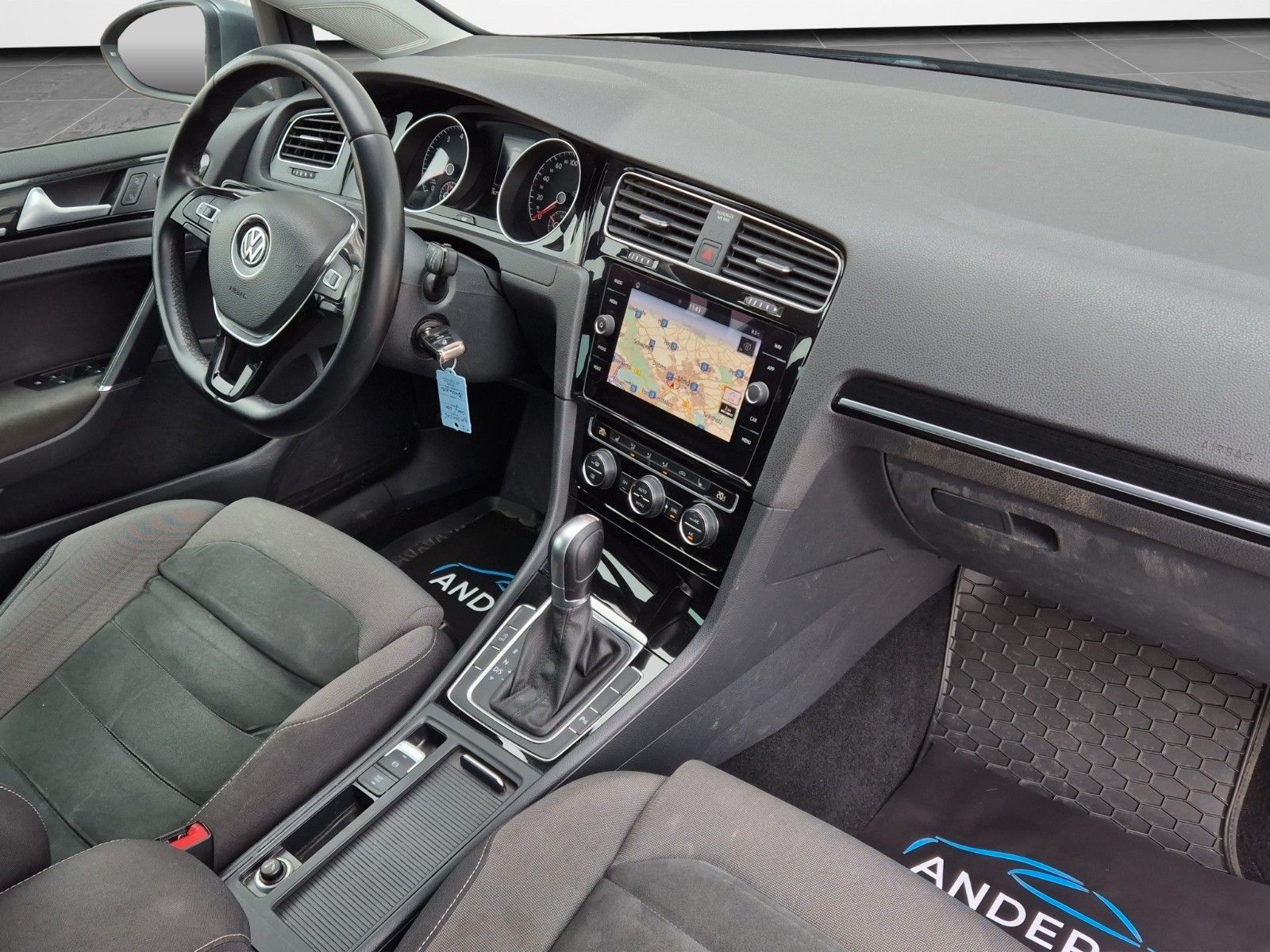 Fahrzeugabbildung Volkswagen GOLF VARIANT 1.5 TSI HIGHL KAM DSG LED ACC 17"