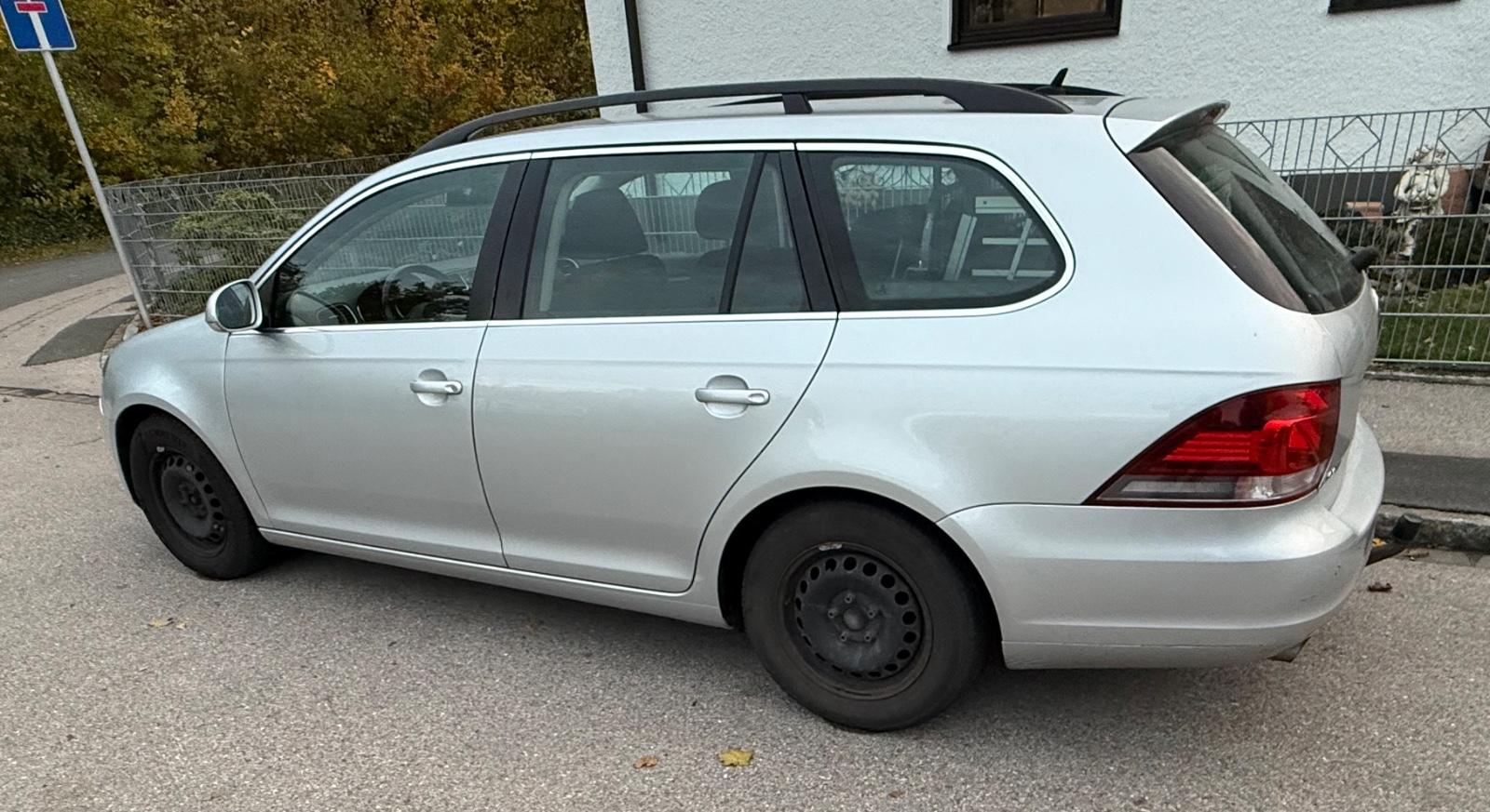 Volkswagen Golf 2010 — rear view