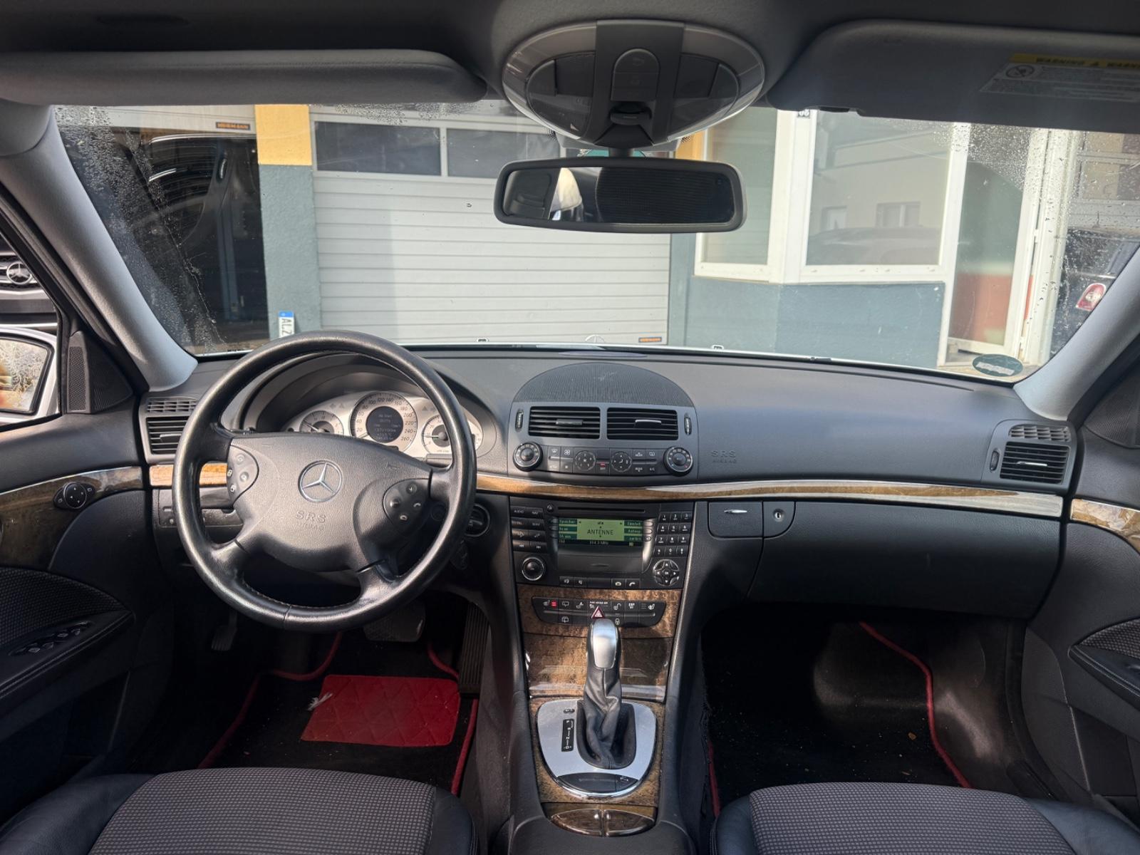 Mercedes-Benz E200 2005 — photo 15