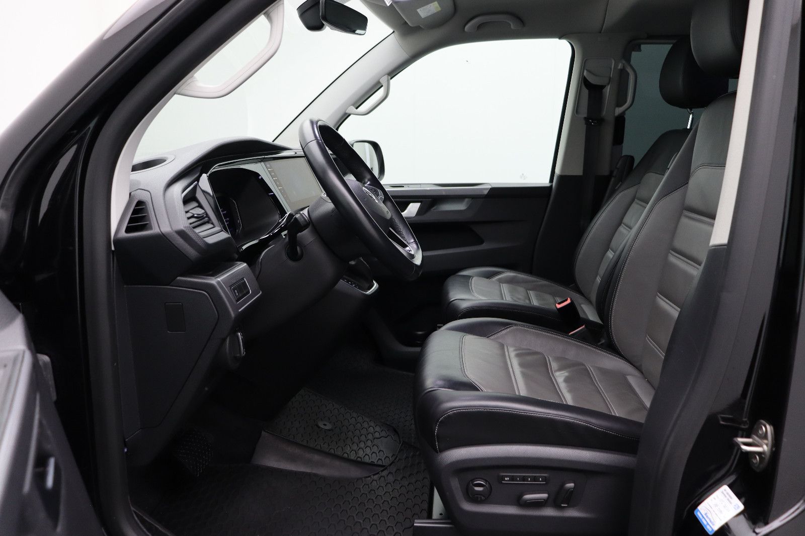 Fahrzeugabbildung Volkswagen T6.1 Multivan Highline 4MOTION Standheizung ACC