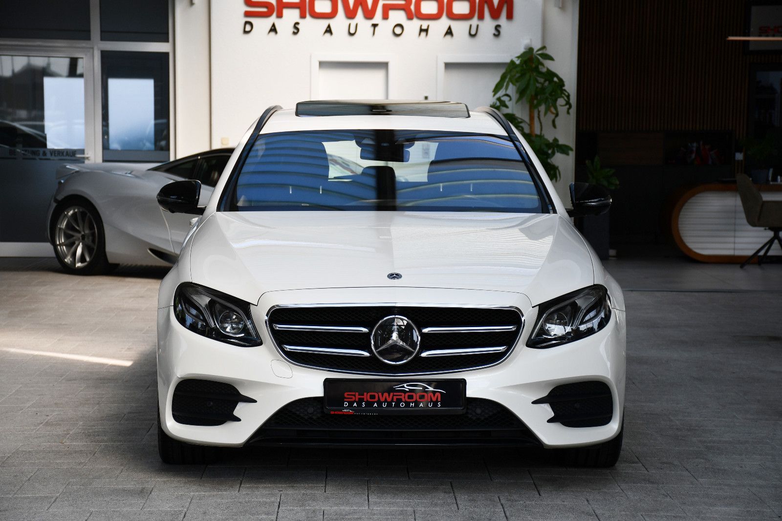 Mercedes-Benz E220d Designo AMG-Line Distronic 360° Ahk 1.Hand foto 5