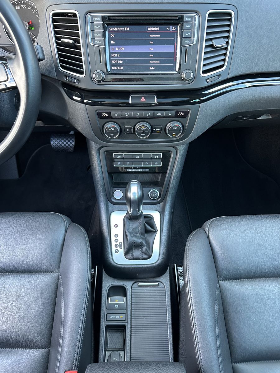 Fahrzeugabbildung Volkswagen Sharan 1.4 TSI DSG 7-Sitzer HL NAV+XEN+AHK+PANO