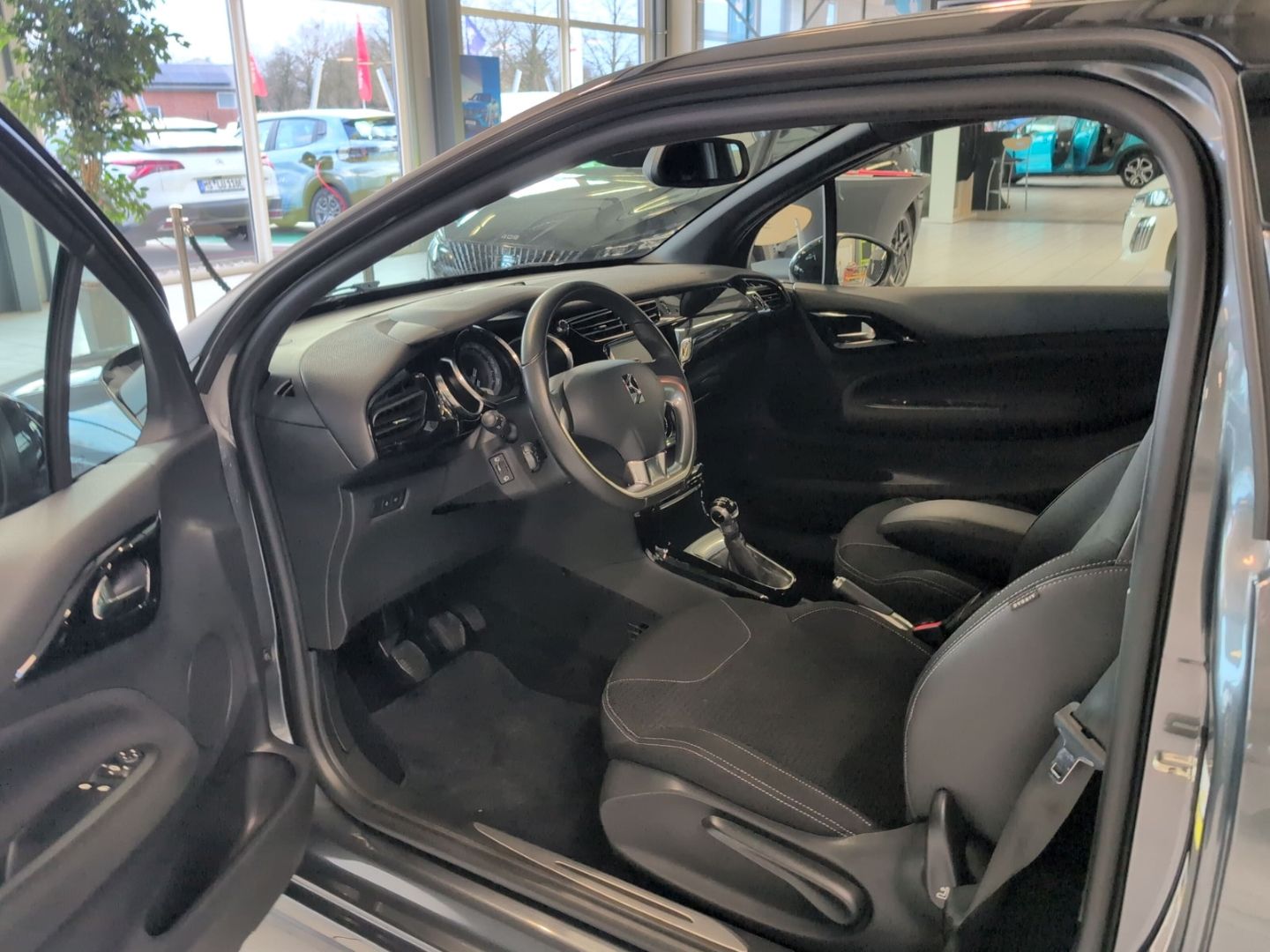 Fahrzeugabbildung Citroën DS3 1.2 PureTech 110 Navi Rückfahrkam. Notbrems.