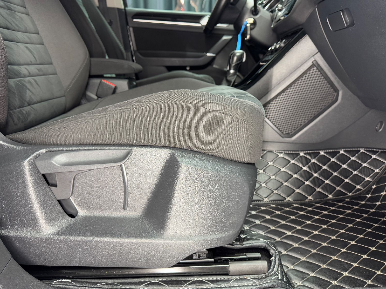 Fahrzeugabbildung Volkswagen Touran Highline|DSG|NAVI|7-SITZER|R-LINE|