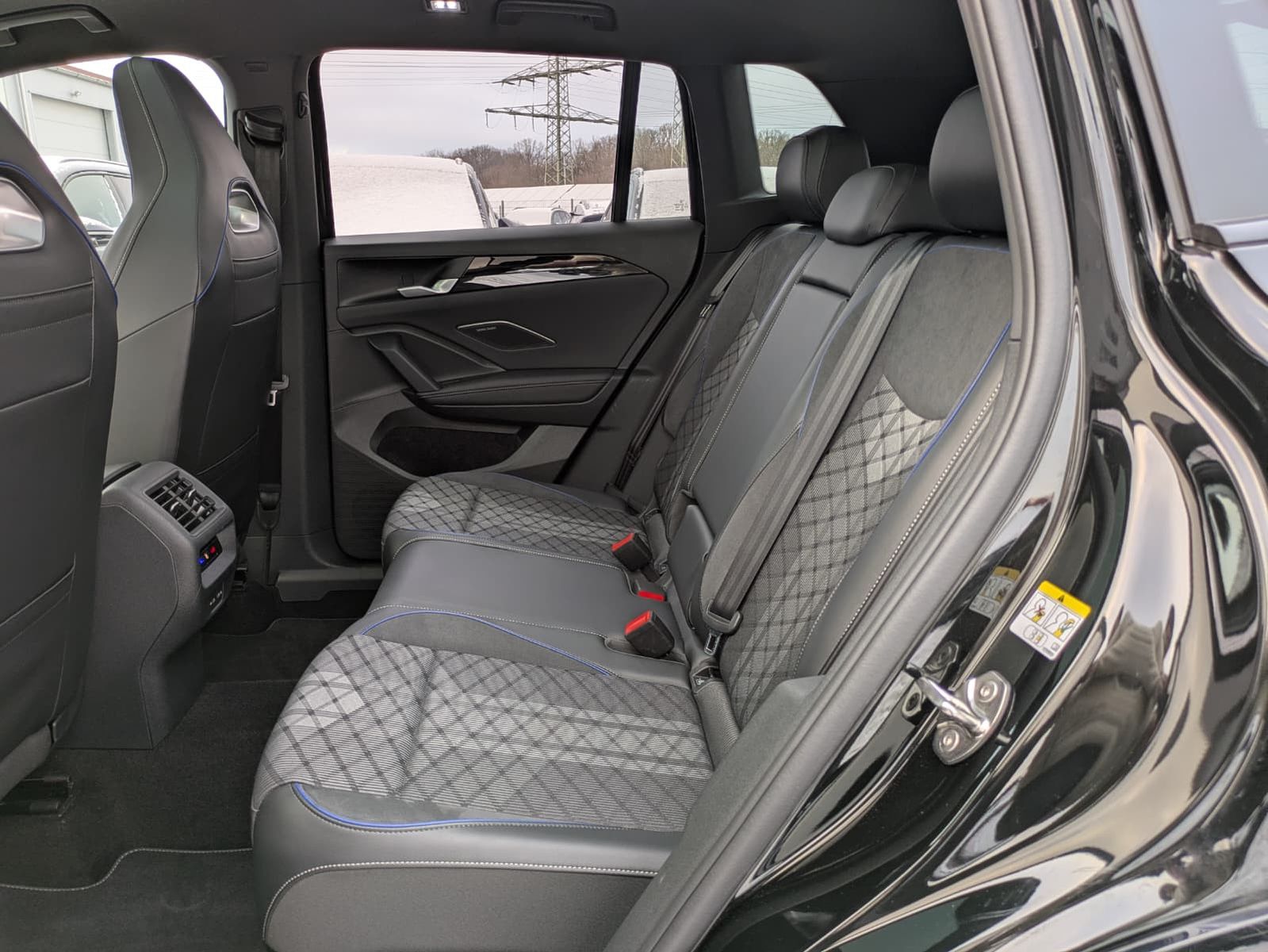 Fahrzeugabbildung Volkswagen Tiguan 2.0 TDI 4M R-Line PANO*H&K*AHK*MATRIX*20"