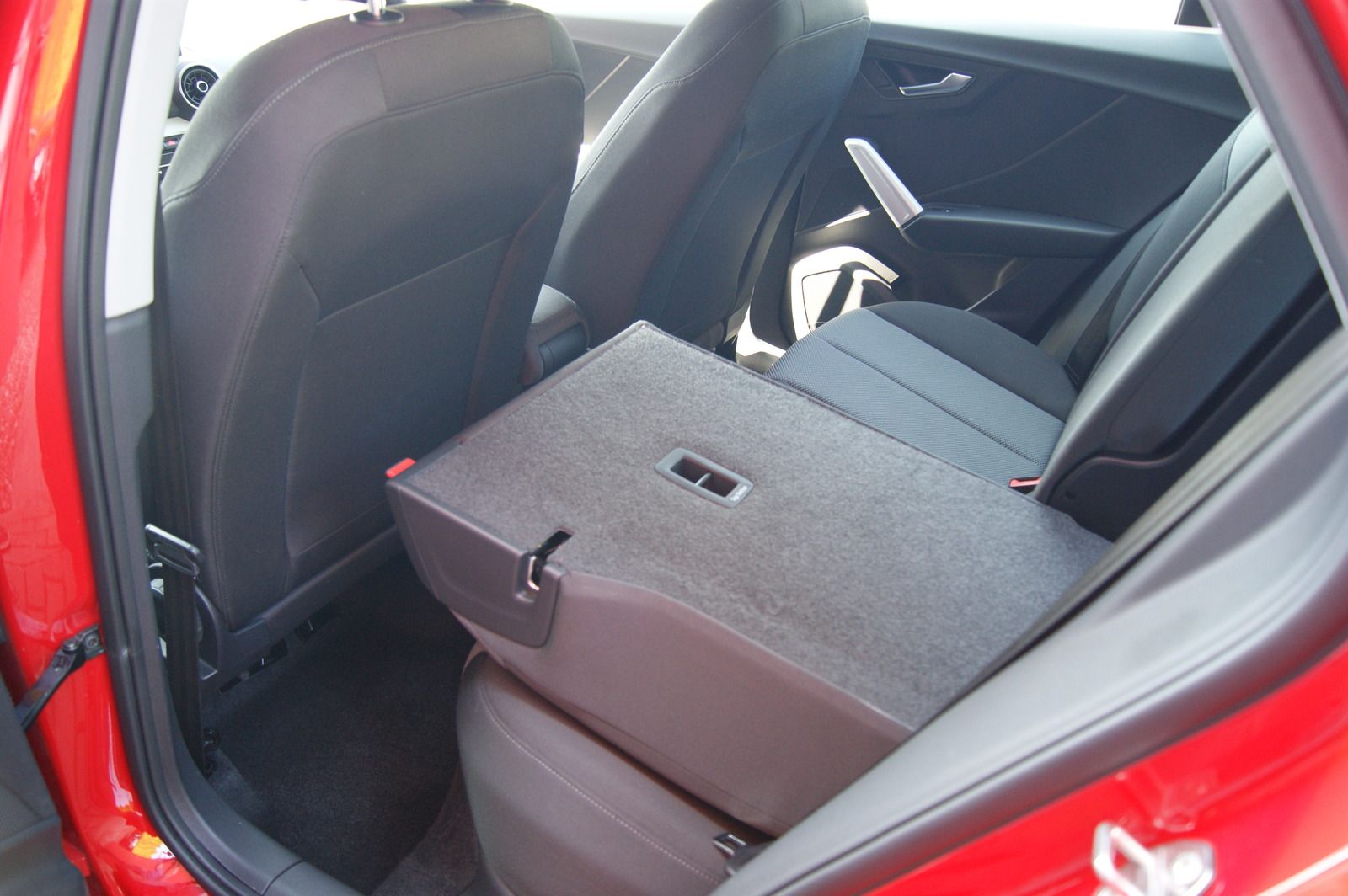 Fahrzeugabbildung Audi Q2 35 TDI design S-LINE AUDI-SOUND LED ANHZV PDC