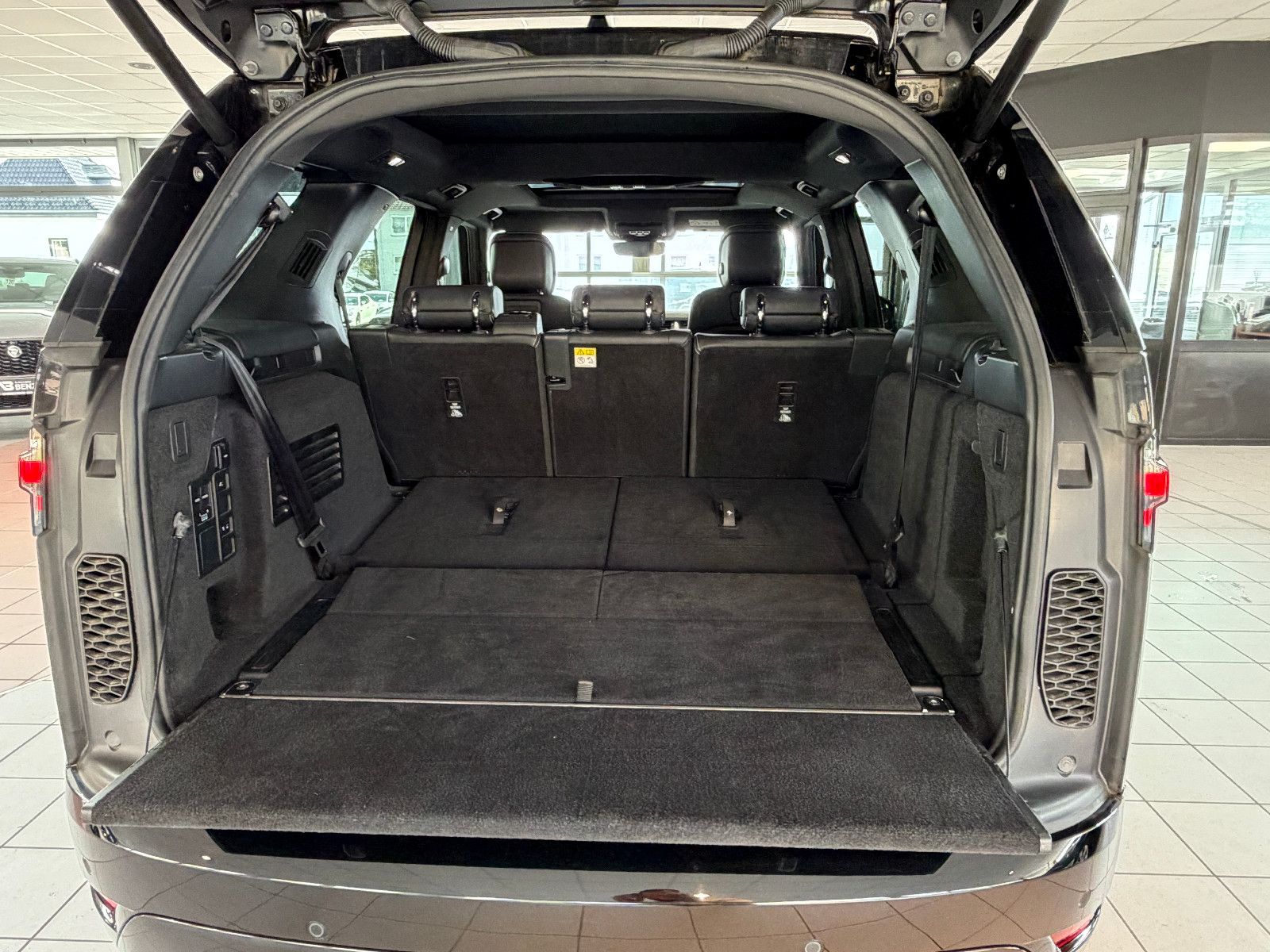 Fahrzeugabbildung Land Rover Discovery 5 R-Dynamic SE AWD/7-SITZER/360''KAM