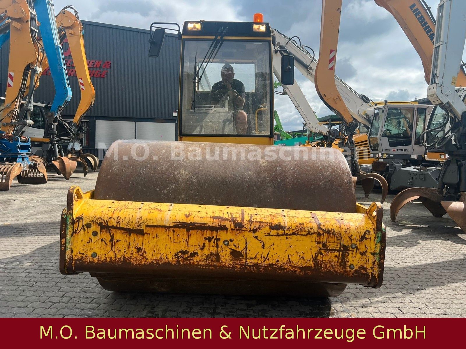 Fahrzeugabbildung BOMAG BW 214 DH-3 / 14 T / Walzenzug /