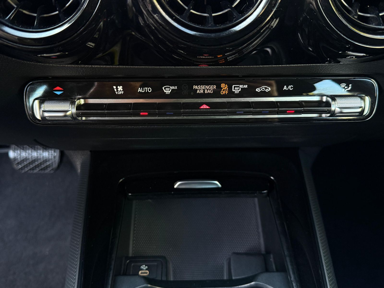 Fahrzeugabbildung Mercedes-Benz GLA 180 7G LED+MBUX+VIRT+SHZ+KAM+PARK+T-LEDER+
