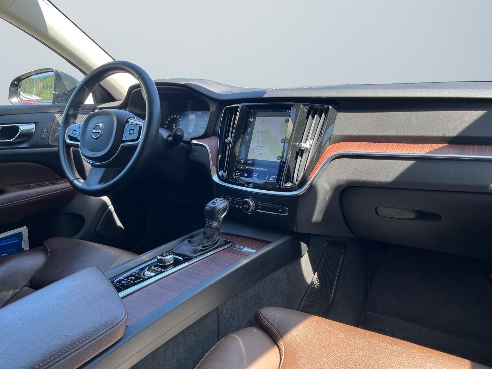 Volvo V60 Kombi AWD /HK-ANLAGE/LED/NAVI/LEDER/