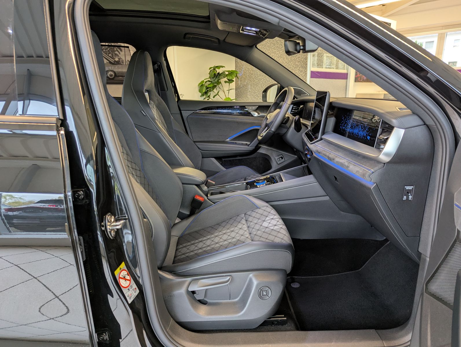 VW Tayron 2.0 4M R-Line Launch Pano Matrix AHK 20" - Image 16