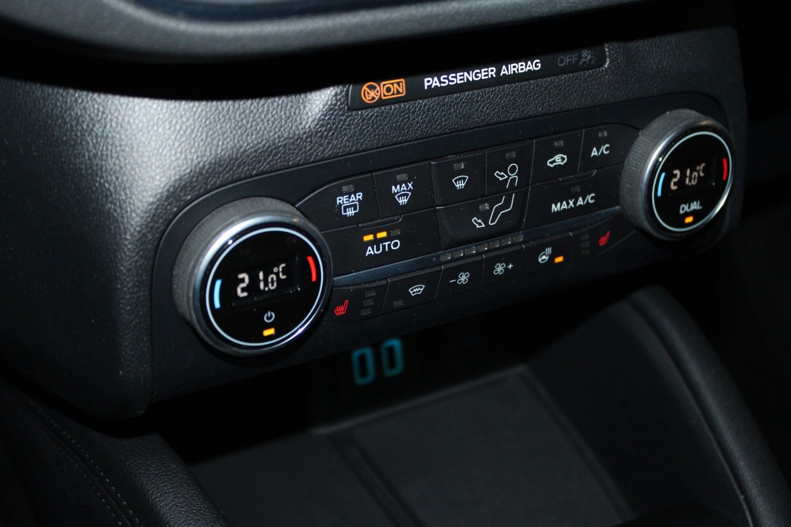 Fahrzeugabbildung Ford Kuga PHEV Titanium X AHK LED HUD 2xCam WinterP.