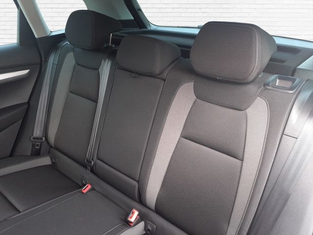 Fahrzeugabbildung SKODA Karoq 1,5 TSI Tour Klima LED Navi Alu