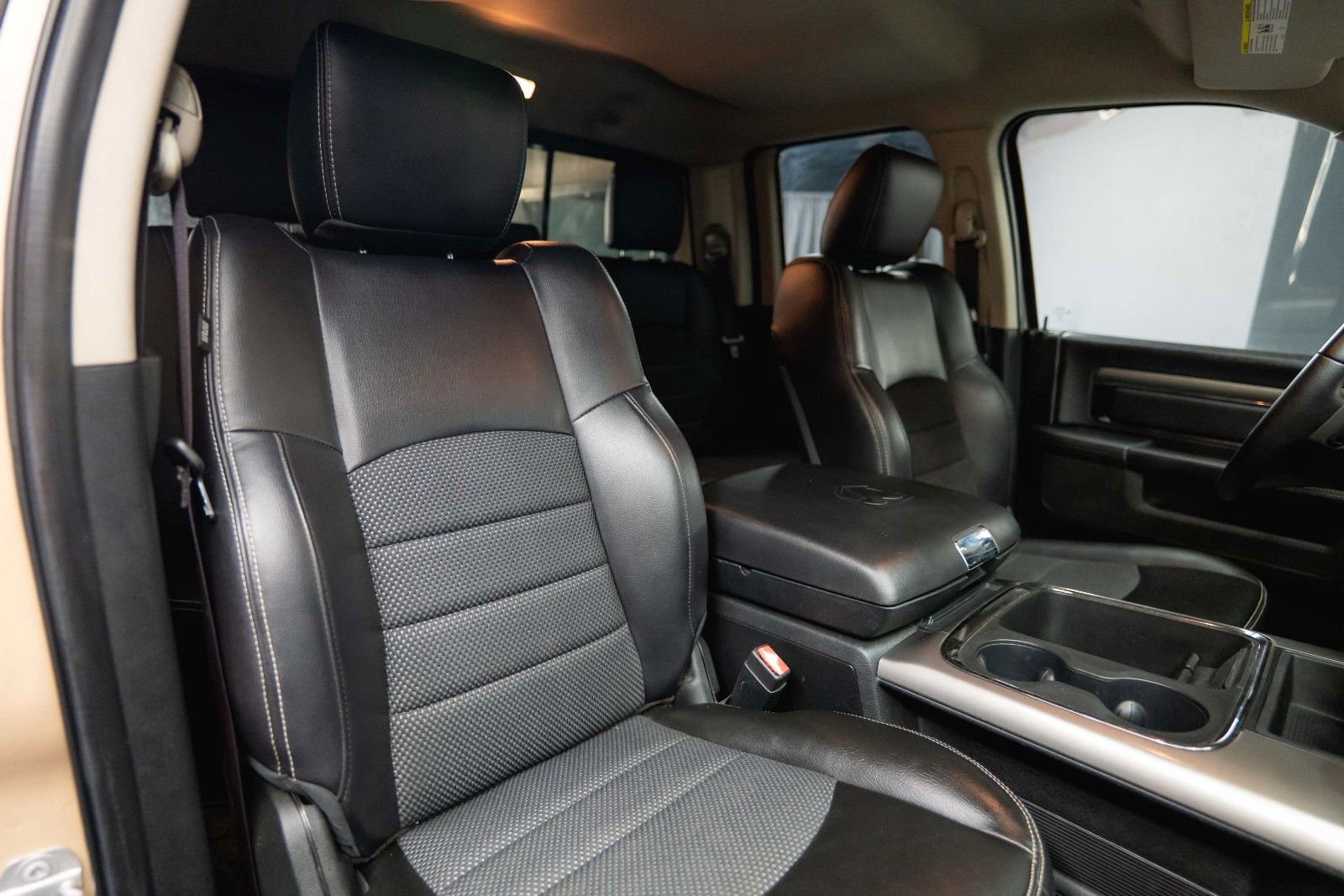 Fahrzeugabbildung Dodge RAM 5.7 V8 HEMI 4x4 RAPTOR LONGBED HARDTOP LED