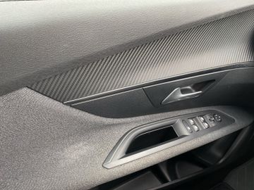 Peugeot 3008 1.2 PureTech 130 Active AHK+Kam.+Navi+SHZ