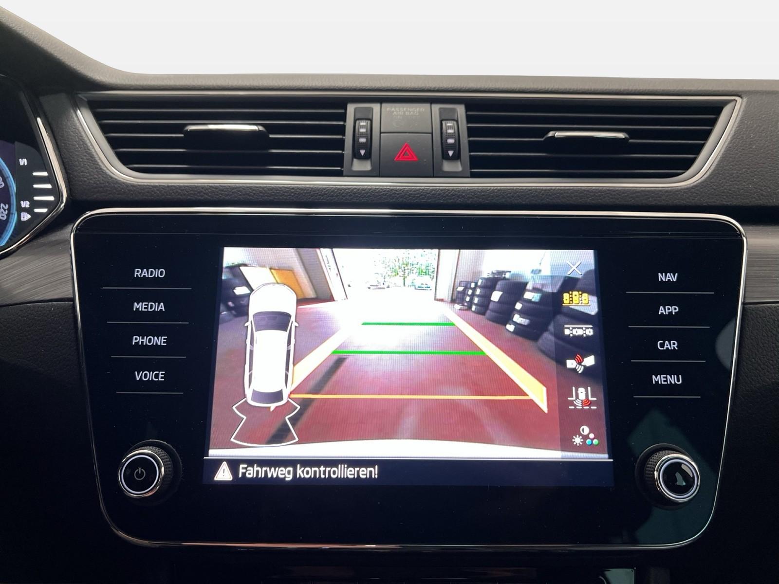 Skoda Superb Combi 2.0 TDI Style AHK RFK 19" NAVI ACC