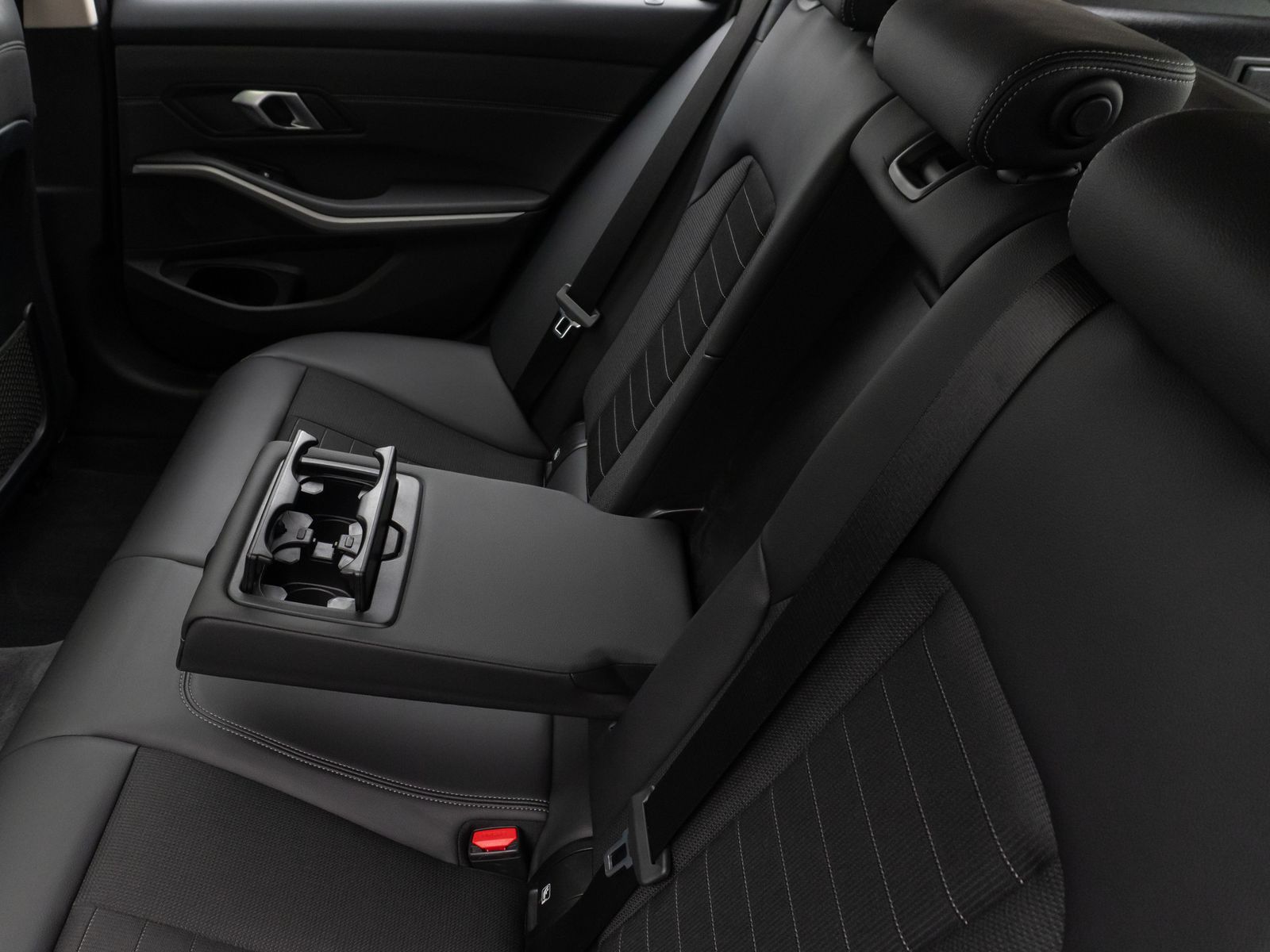 Fahrzeugabbildung BMW 320d Panorama DAB HiFi Lenkrhzg PDC AHK Alarm