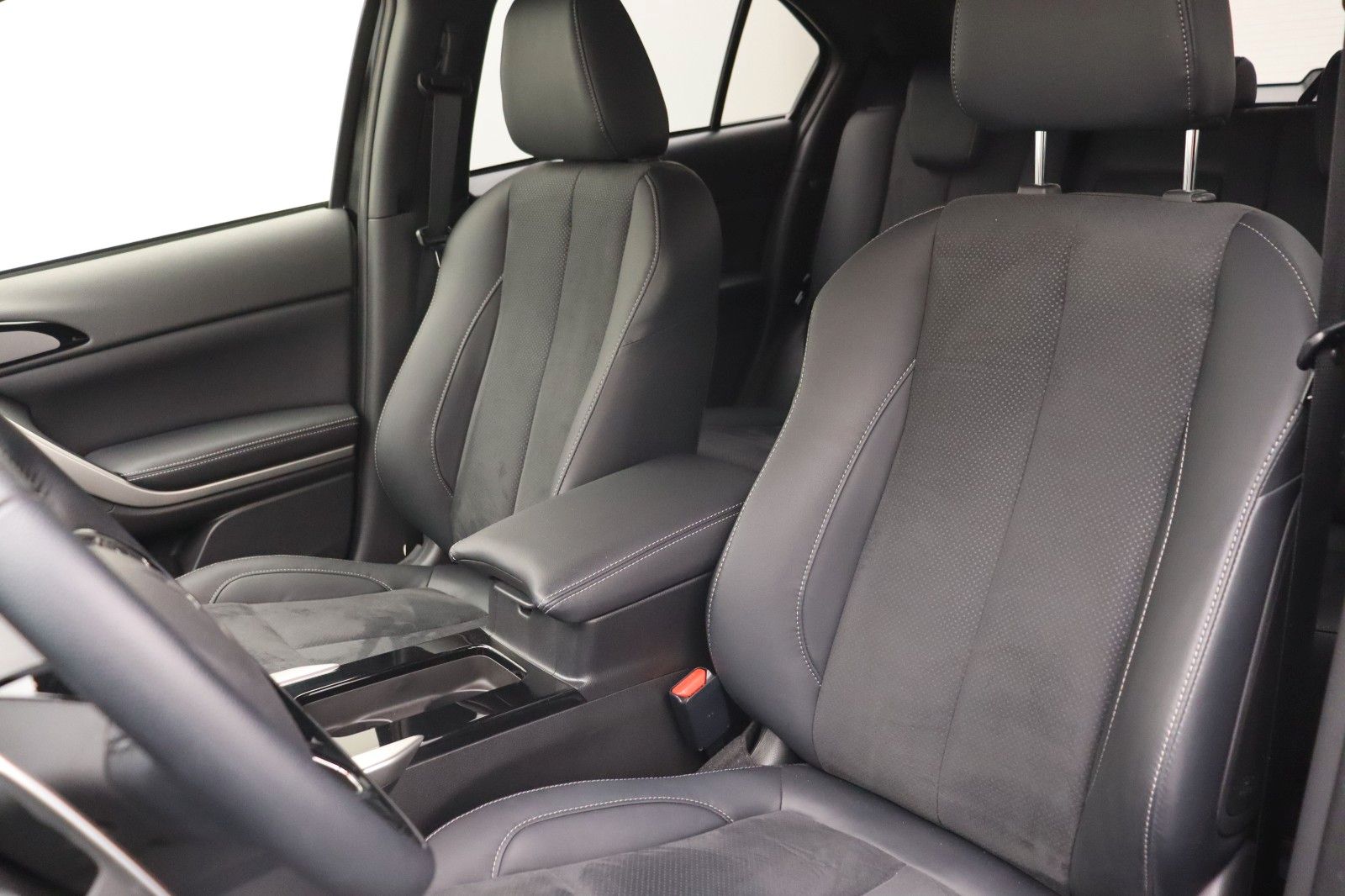 Fahrzeugabbildung Mitsubishi Eclipse Cross Plus Hybrid 4WD