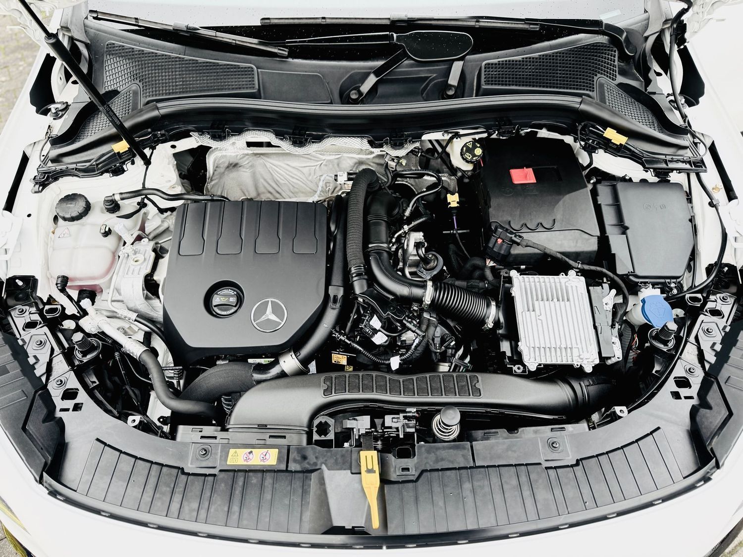 Fahrzeugabbildung Mercedes-Benz GLA 200 NIGHT & PROGRESSIVE, Winter, AHK, RFK, L