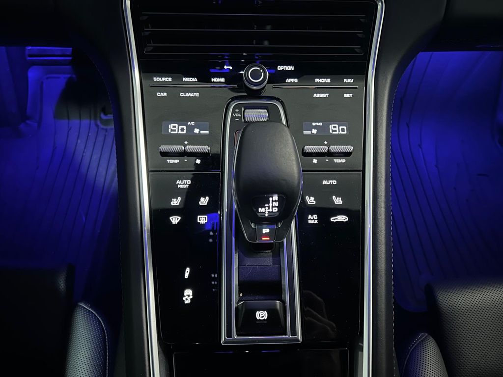 Porsche Panamera PLATINUM EDITION PANO*LUFT*HUD*STH*LED