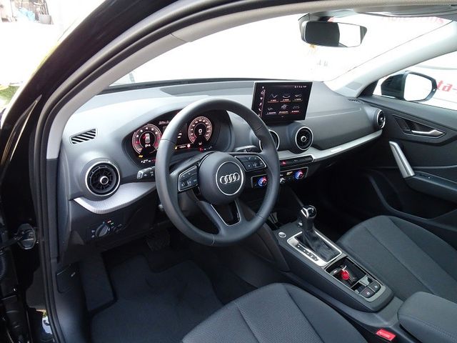 Q2 35 TFSI S-tronic advanced / Matrix LED