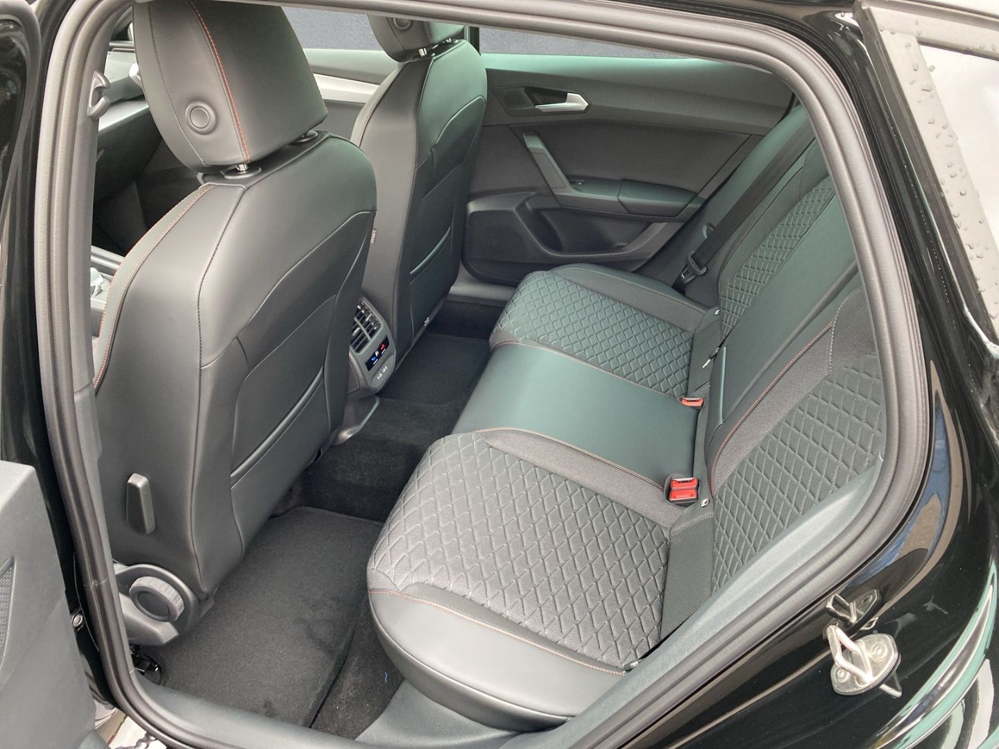 Fahrzeugabbildung SEAT Leon FR*NAVI*PDC*CAM*SHZ*Car-Play*Beats*