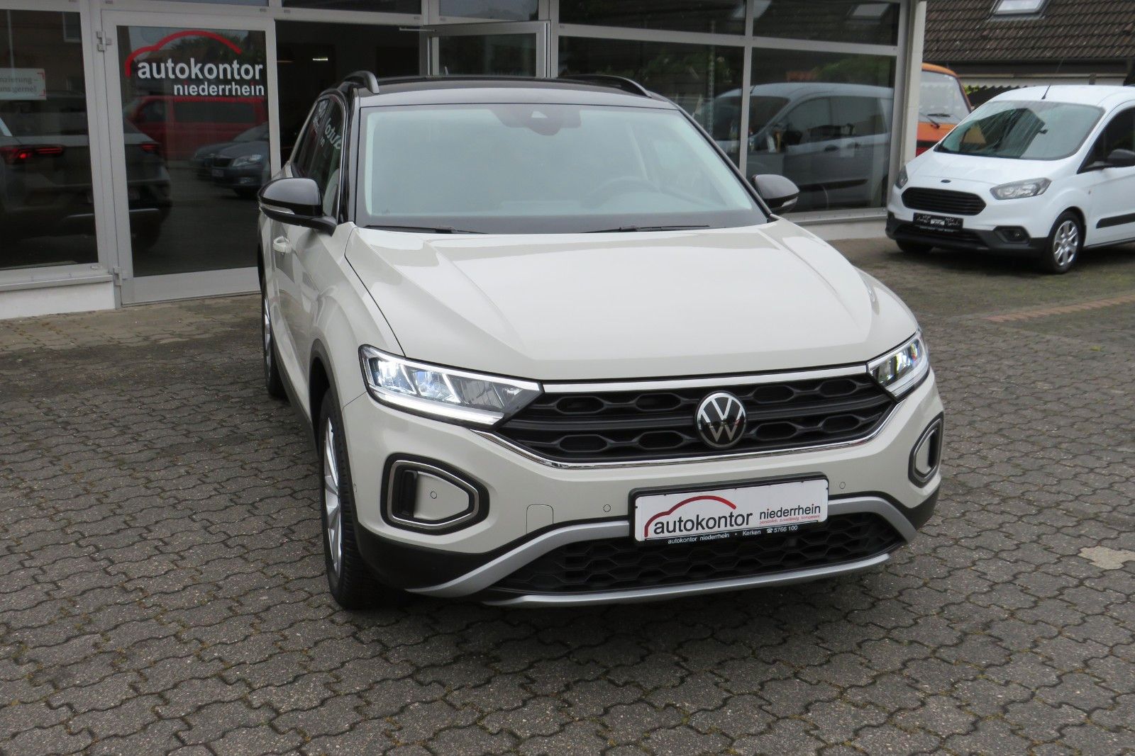 Fahrzeugabbildung Volkswagen T-Roc Life AHK ACC SITZH GJ NAVI APP 1.HD