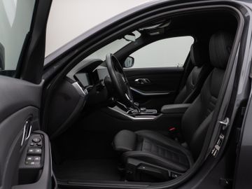Fahrzeugabbildung BMW 320d Tour Sport Line AHK Standheizung LaserLicht