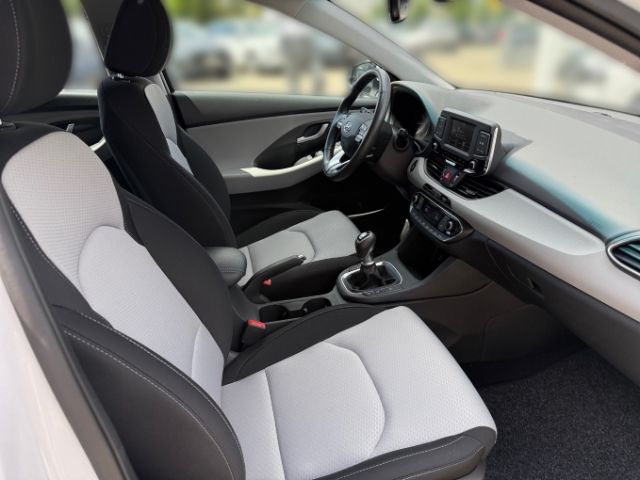 Fahrzeugabbildung Hyundai i30 Trend 1.4 +KLIMA+PDC+SHZ+BT+TEMPOMAT+RADIO+U