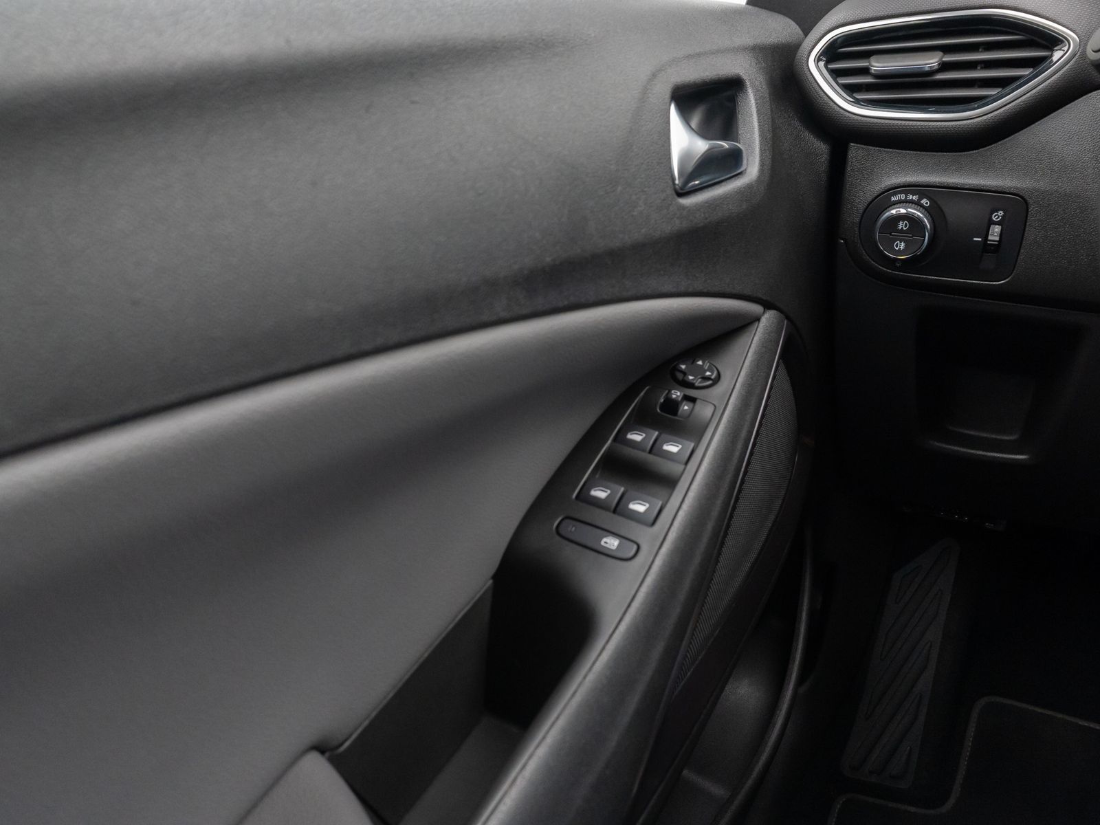 Fahrzeugabbildung Opel Crossland Innovation Kamera Navi L-hzg LED AHK