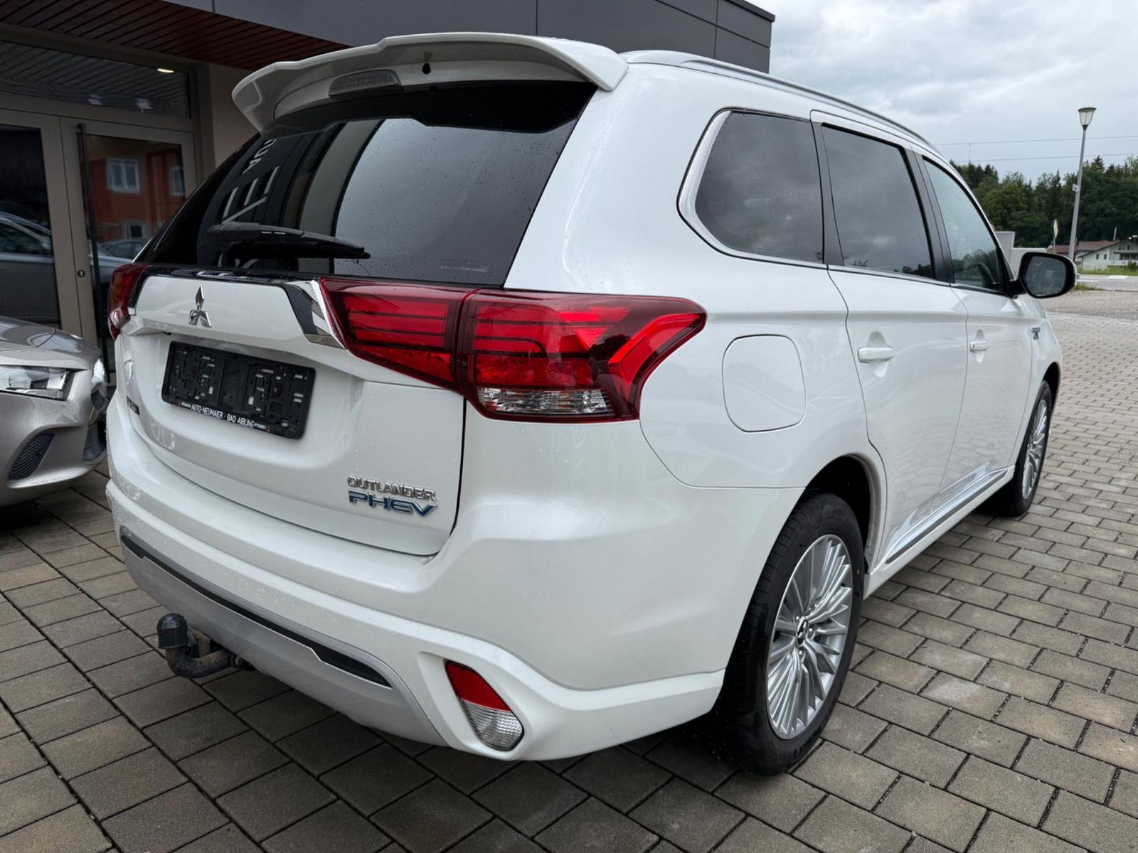 Mitsubishi Outlander 2.4 PHEV Plug-in Hybrid PHEV Basis 4WD