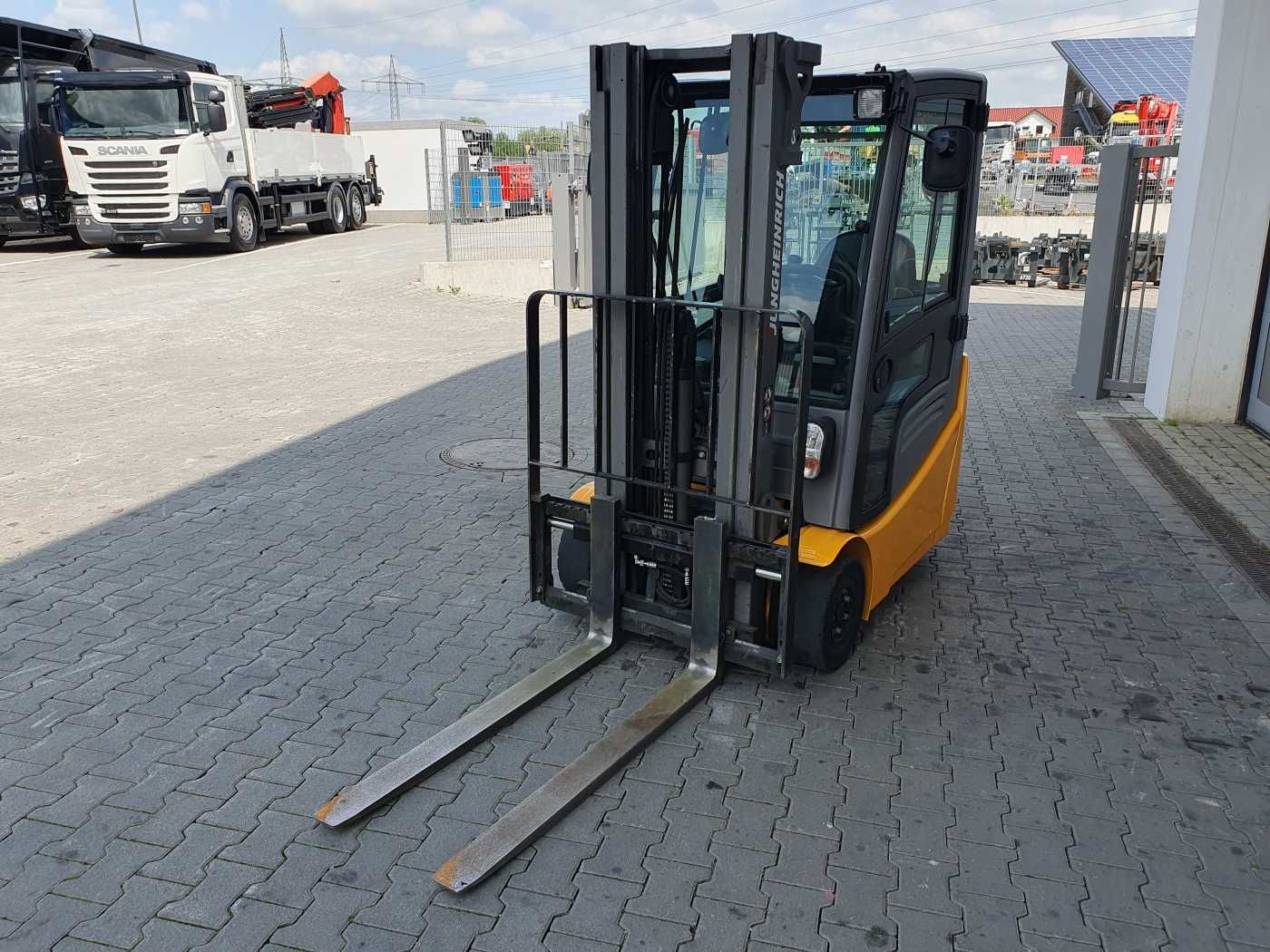 Fahrzeugabbildung Jungheinrich EFG 215 / Triplex: 4.25m! / SS / 4.166h / 2024